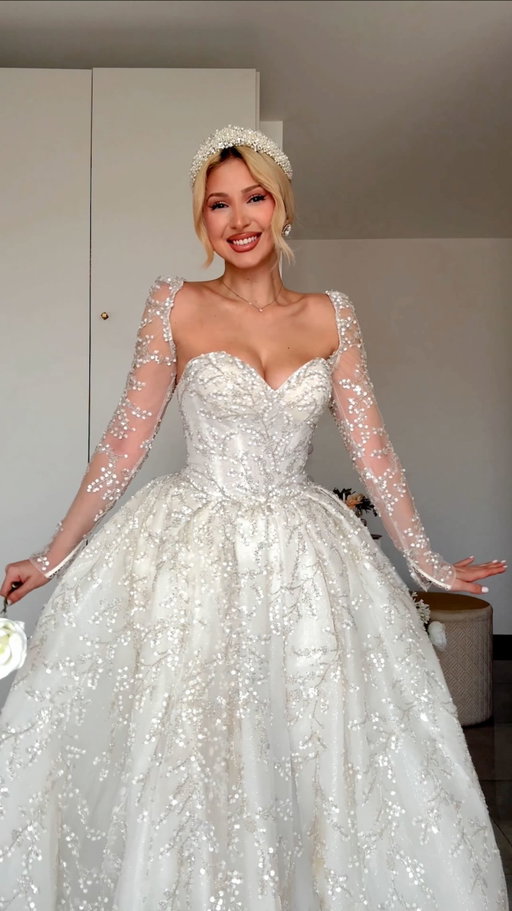 Re-wearing my actual wedding dress!! 😭 Yay or Nay? VOTE BELOW ⬇️ /ad A year later.. and i’m still obsessed with it!! 🤍 Do you want to know a little secret? 👀 I wore my @boombaofficial sticky bra throughout the whole day.. and couldn’t be happier with the look 👰🏼‍♀️ 💍 Tag a bestie who would love this wedding dress!! 👭 

Sticky bra: @boombaofficial ✨
