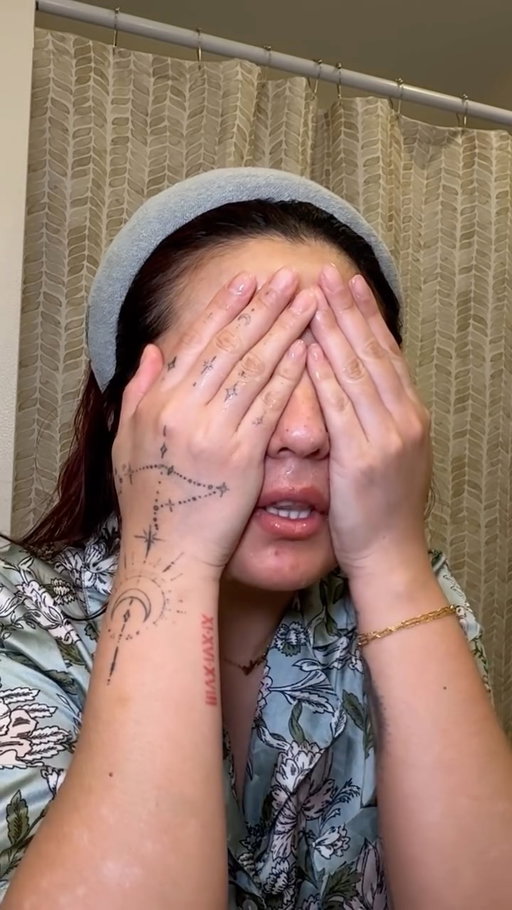 can you see how I slowly start actually waking up throughout the video!?🤣 well, happy friday! Don’t forget to apply your sunscreen 🧴 love ya!

@laneige_us toner
@innisfreeusa hydrating serum 
@larocheposayusa vitamin C
@innisfreeusa moisturizer
@glowrecipe sunscreen

#skincareroutine #amskincare #morningskincareroutine #latinacontentcreator #morningroutines