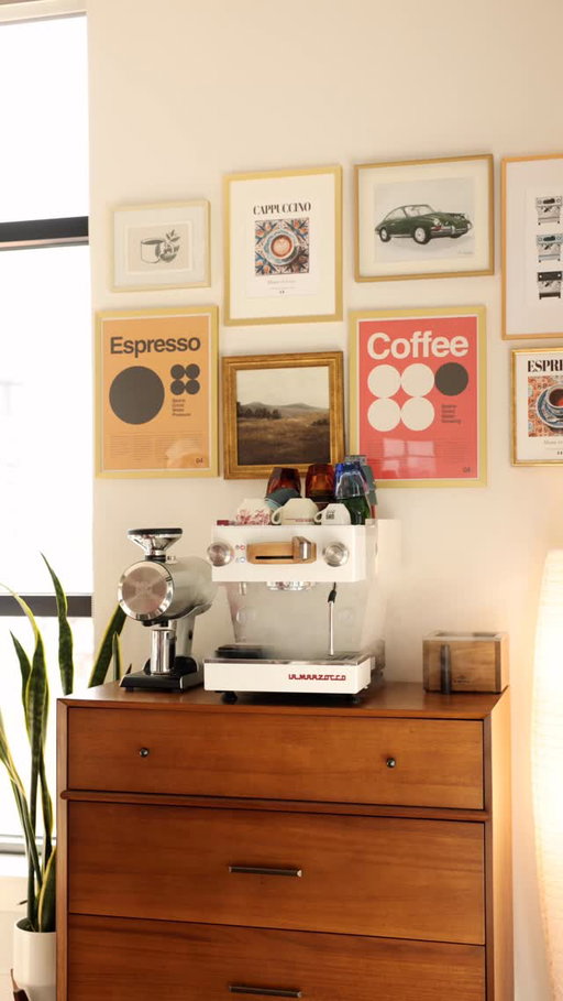 Decided to mix it up and reorganize the entire coffee corner 👀 what do we think about this spot for the linea?☕️
.
#homebarista #latteart #coffeeoftheday #interiordesign #coffeebar