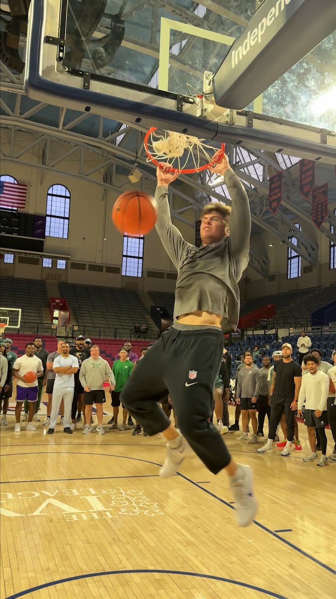 Submitting this dunk for the NBA All-Star Weekend Dunk Contest 👀