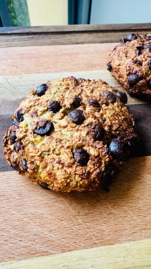 Sans farine, sans œuf, sans sucre avec 3 ingrédients seulement 😎 

Pour 2 cookie minute : 

- 1 banane mûre 
- 40gr de flocon d’avoine 
- 20 a 30gr de pepite de chocolat

Cuisson airfryer : 12-14min à 200 degres 
Cuisson four : 15-18min à  200 degrés 

#cookie #cookiehealthy #cookiesansfarine #cookieminute
