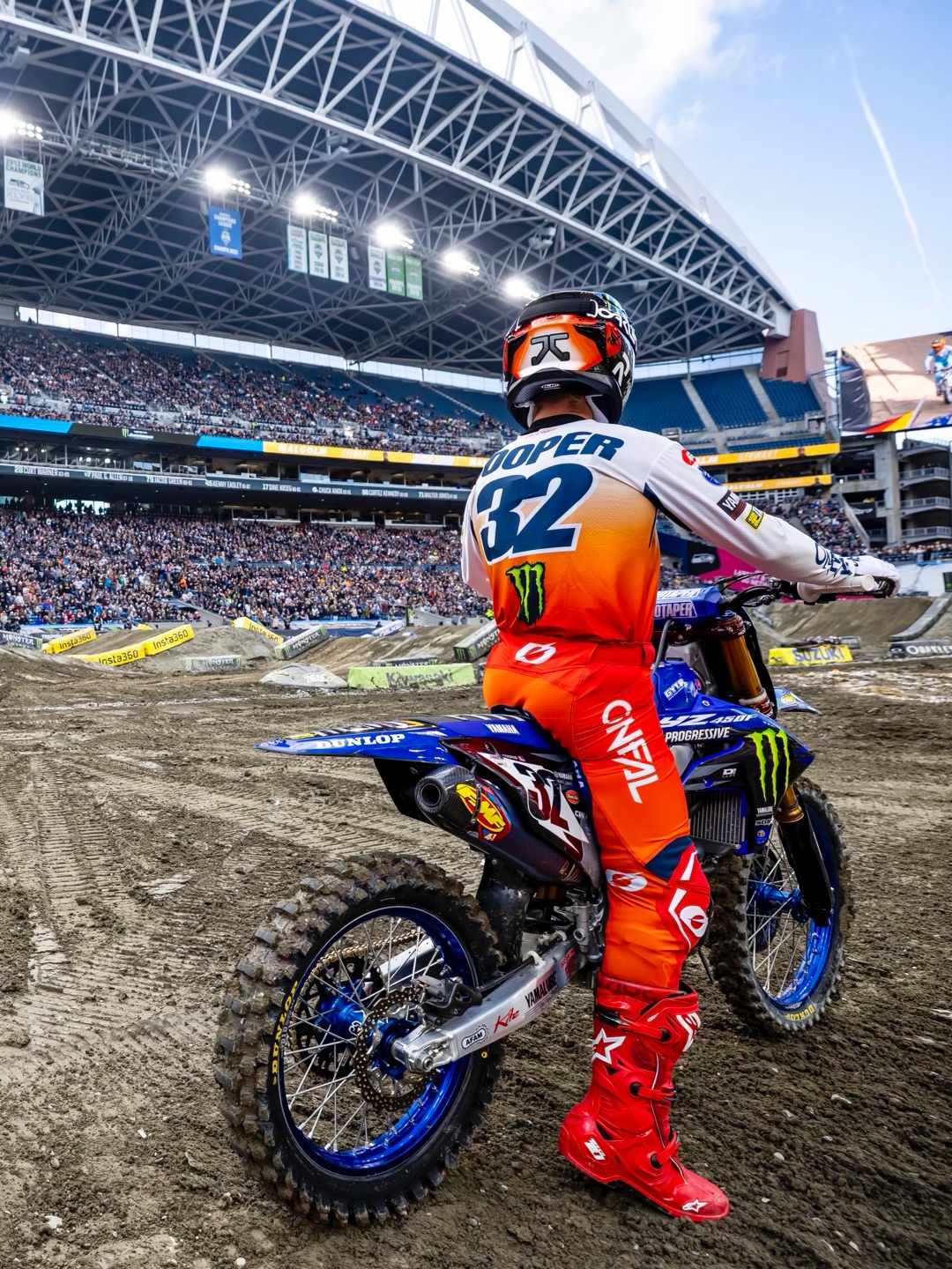 No press day riding here in Seattle today so let’s take a look back at Seattle ‘25. An action-packed night of racing with plenty of storylines that saw both @cooperwebb2 and @cole17davies victorious after some epic battles on an incredibly rutted racetrack. Here’s hoping for some more great racing to keep the 2026 season pumping along! 😎✊🏼