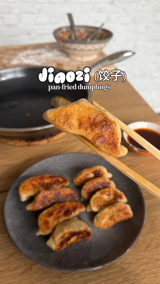 (Werbung/Ad) Jiaozi (饺子) crispy dumplings 🥟
Making/eating dumplings for lunar year is a tradition for manifesting wealth for the next year. 😉
🧧
For frying I love using my @hexclad_europe pan, their special technology is combining the
performance of stainless steel, the durability of cast iron, and the convenience of nonstick AND
they’re approved by Gordon Ramsay!😎
So check out @hexclad_europe for fuss-free cooking!🫶
RECIPE (2 servings, 50mim prep time):
-150g flour
-a pinch of salt
-80ml water
First stir, then knead, set aside while making the filling.
-1 carrot, shredded
-100g tofu, crumbled
-2 Tsp soy sauce
-1 Tsp hoisin sauce
-1 Tsp five spice
Mix everything.
Divide the dough in 20 pieces.
Roll them out and add some filling.
Fold to seal.
Heat up your @hexclad_europe pan until water is forming drops when you splash it in there.
Reduce the heat and add some oil.
Fry the dumplings until golden, then add some water, cover and steam for 5mins.
Enjoy with your favorite dipping sauce.
-
(Werbung/Ad) Jiaozi (饺子)
knusprige Dumplings 🥟
Dumplings zum Lunar Neujahr zu machen/essen ist eine Tradition, um Wohlstand fürs nächste
Jahr zu manifestieren. 😉 🧧
Zum Anbraten liebe ich meine @hexclad_europw Pfanne, ihre spezielle Technologie vereint die
Performance von Edelstahl, die Langlebigkeit von Gusseisen und den Komfort einer
Antihaftpfanne UND sie sind von Gordon Ramsay approved!😎
Also schaut unbedingt bei @hexclad_europe vorbei für entspanntes, stressfreies Kochen!🫶
REZEPT (2 Portionen, 50min Vorbereitungszeit):
-150g Mehl
-eine Prise Salz
-80ml Wasser
Erst verrühren, dann kneten, beiseite stellen während ihr die Füllung vorbereitet.
-1 Karotte, geraspelt
-100g Tofu, zerbröselt
-2 TL Sojasauce
-1 TL Hoisinsauce
-1 TL Fünf-Gewürze-Pulver
Alles gut vermischen.
Den Teig in 20 Stücke teilen.
Ausrollen und etwas Füllung daraufgeben.
Zum Verschließen zusammenfalten.
Die @hexclad_europe Pfanne erhitzen, bis Wasser beim Hineinspritzen Tropfen bildet.
Hitze reduzieren und etwas Öl hinzufügen.
Die Dumplings goldbraun anbraten, dann etwas Wasser dazugeben, abdecken und 5min
dämpfen.
Mit eurer Lieblings-Dipsauce genießen.