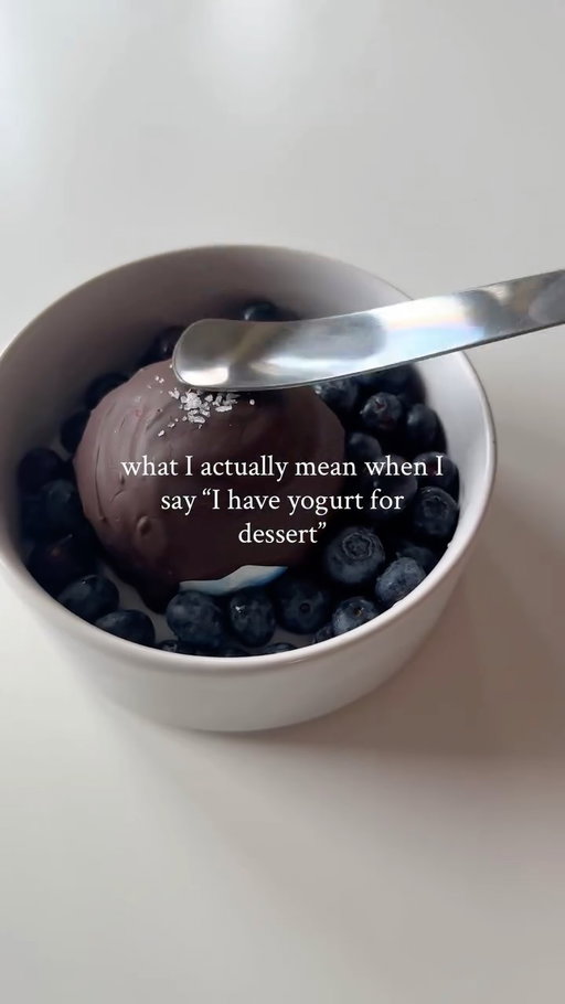 I think this is my new favorite 🤏 I used blue spirulina and honey in my yogurt mix, then strained it with a cheesecloth.

It was worth all the effort!! I paired it with dark chocolate, flaky sea salt, and blueberries 🩵

#yogurtbowl#greekyogurt#yogurt#yogurtparfait#blueberries