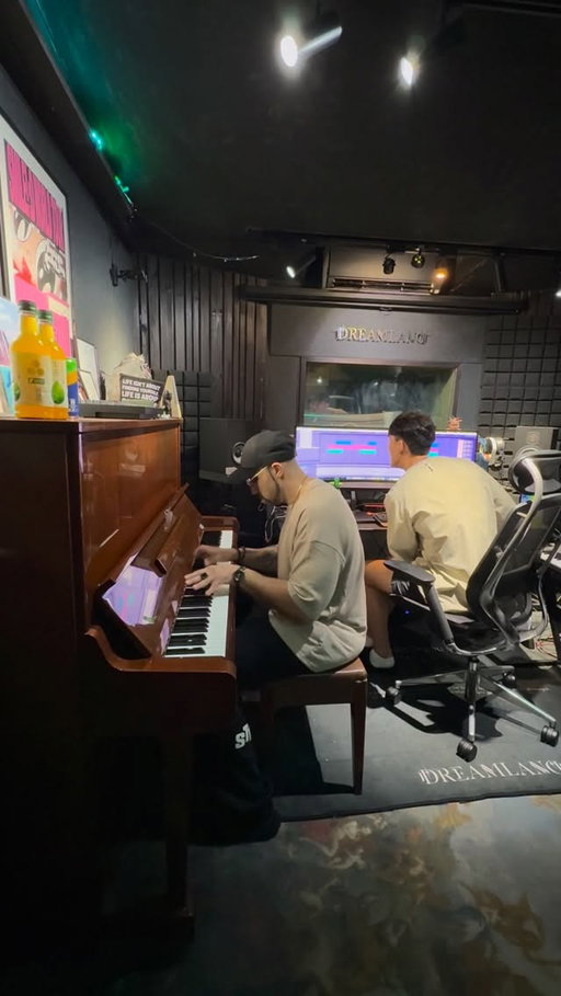 It’s always magic when you put the talent of @justinparkofficial over these keys. Sometimes you need less Ai and more Real Singers and Musicians. 🎹 🎤