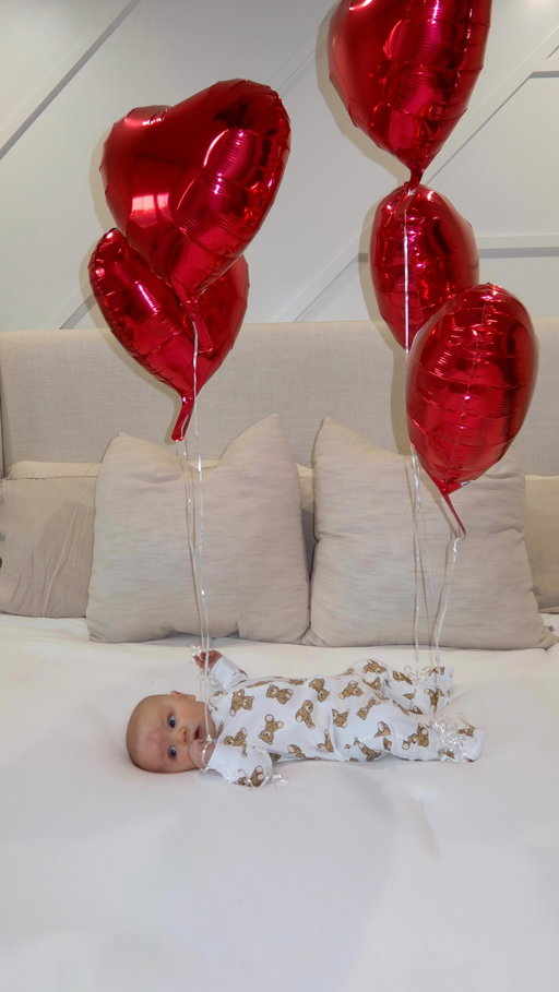 If you have a baby, don’t forget to do this with your balloons tomorrow 🥹🥹 the cutest photo idea!! ♥️