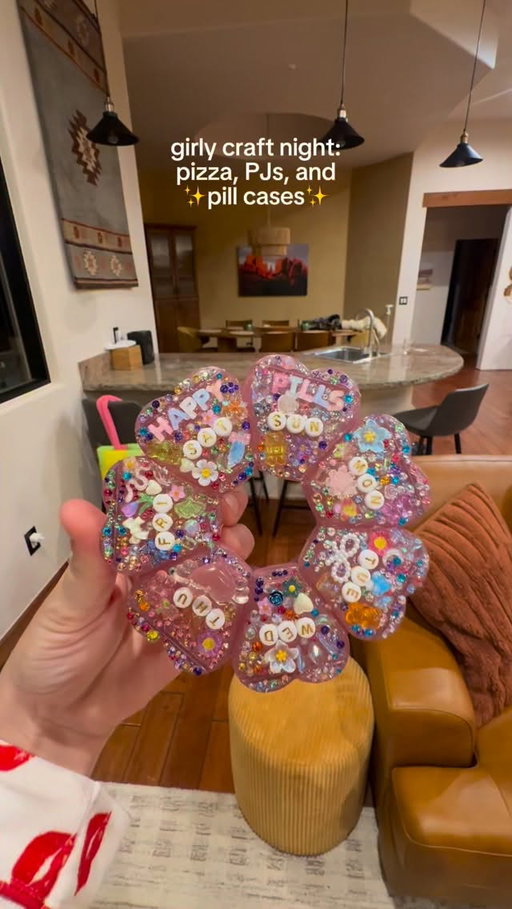 The most fun craft night ever!!! Comment GALS and I’ll send you everything we used to have the most fun night!  #rachonlife #momlife #girlsnight #momsgonewild #millennialmom (Ilysm @lowcarbdashian thanks for the bite)