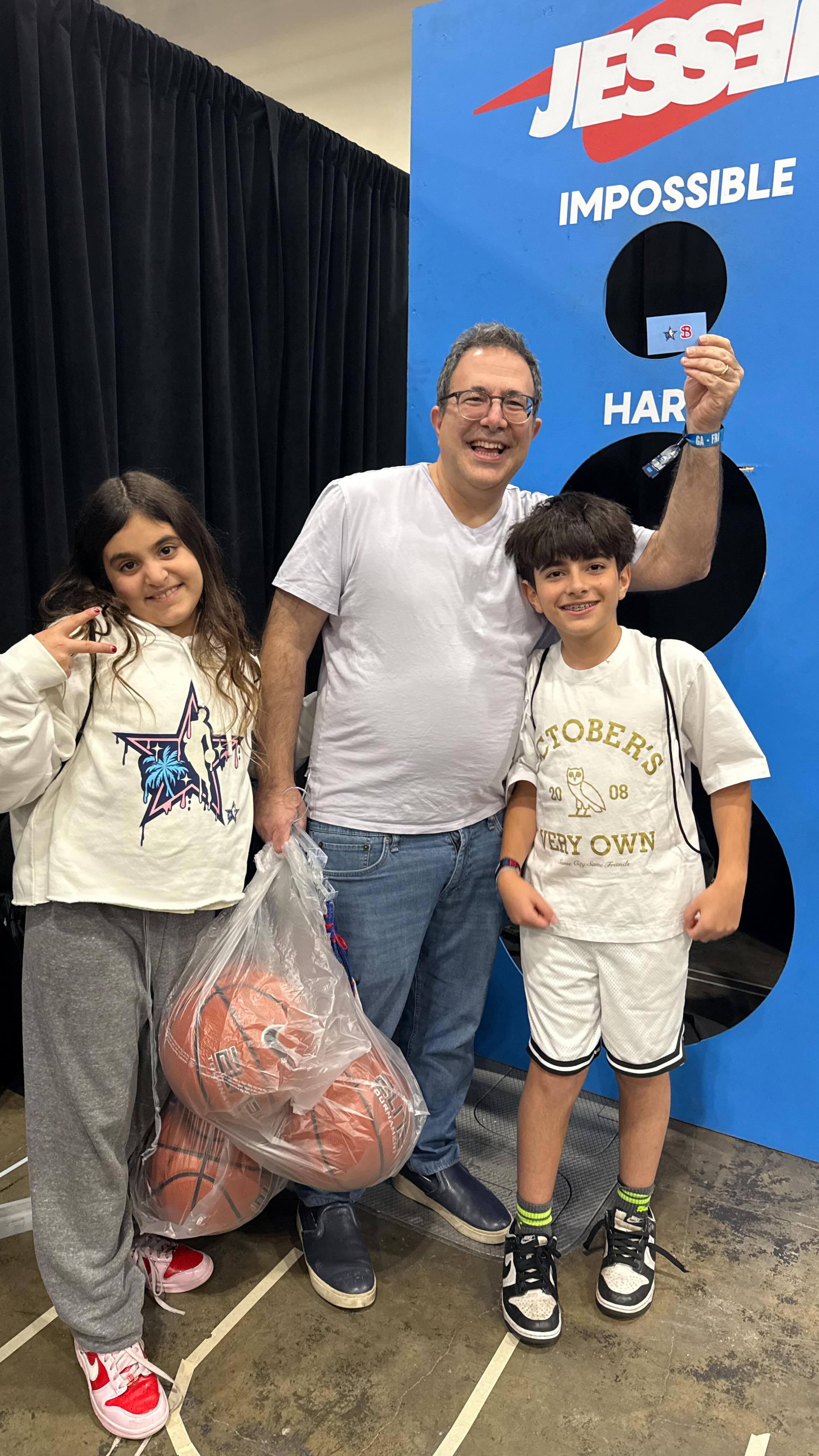 @seandoesmagic is LITERAL MAGIC 😱

Stop by our booth during @nba Crossover hours for your chance to win a $250 gift card to our site 🤑