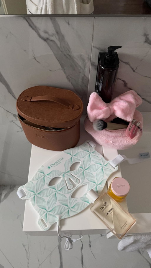This Valentine’s Day, I’m choosing consistency.

For me, self-love looks like habits I can actually keep — even on busy days. @omniluxled LED has become a quiet part of my routine, and with the Valentine’s Sale live now, it feels like the right time to start if it’s been on your list.

#omniluxpartner #omnilux
