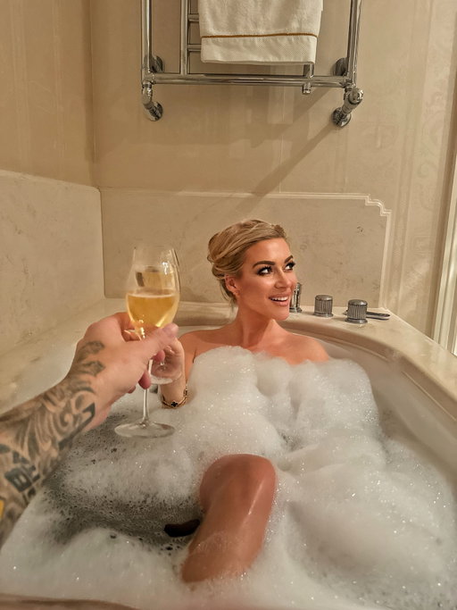 Náš Valentýn začal nějak takto.🛁🥂😜♥️ A co vy..slavíte, neslavíte? Každopádně krásného Valentýna plného lásky vám všem.🌹♥️ #happyvalentinesday #parizvanasampano #muzebyt