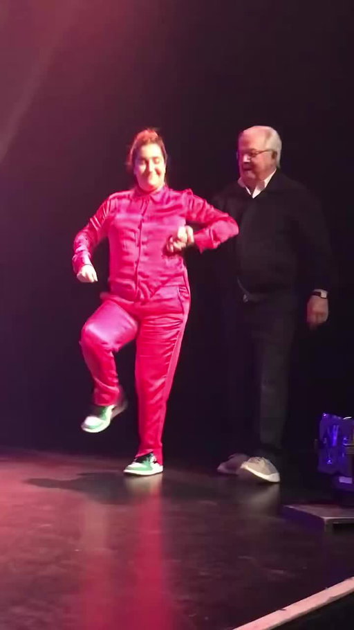 Dans les moments les plus touchants de ma carrière, il y a eu ce monsieur.

Pendant la tournée Impolie. 

Victorin.

90 ans.

Première rangée.

Lui, il était là pour rire. 

Moi, je le taquinais et je lui parlais de sexualité. Les gens dans la salle hurlaient de rire. Moi il me touchait par sa douceur et sa légèreté à répondre aux pires questions ( dans la mesure où une personne âgée ne répond pas à ce genre de question, jusqu’à ce que tu te rendes compte qu’ils sont ouverts, drôles et qu’ils sont humains en criss ).

C’était doux, drôle.

Et là, hier soir, un banc vide. 

Sa petite fille m’écrit pour me dire qu’il devait être là. Mais son banc vide témoigne de sa disparition.

Une flèche me rentre dans le chest, parce que t’imagines pas les gens mourir. Ça arrive aux autres.

Les personnes âgées me touchent, me brassent, m’adoussicent et me bouleversent.

Les gens dans le public, vous êtes plus que des acheteurs de billets. Vous êtes des témoins d’un passage dans une soirée. Des lumières dans une allée sombre qui ne demande qu’à être éclairée. 

Chaque soir, on se demande si on trouvera la lumière pour bien voir, pis c’est ensemble qu’on crée la magie. Une foule, quand elle se synchronise, c’est magique. C’est des souvenirs que je ne pourrais jamais oublier. 

Chaque spectacle est une chance en or que j’ai de vivre. 

Il sera mon Valentin aujourd’hui.

Repose en paix et va aimer les gens en haut mon Victorin.