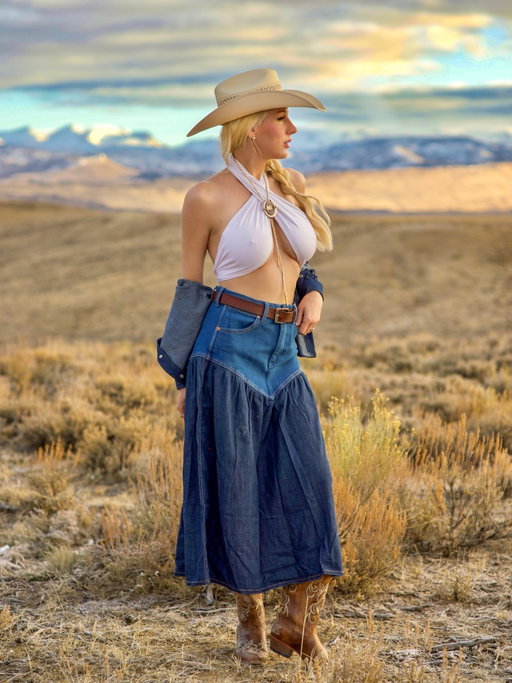 Ready for spring thanks to @wrangler & this perfect skirt from the new collection 💙

@ladyjanevintage vintage bolo necklace #wrangler