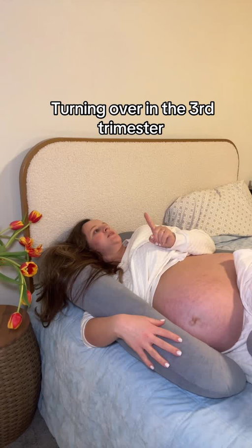 Turning over in the 3rd trimester = Olympic discipline🥇🤰🏼 
Tag a pregnant friend🤣
#pregnancylife #mamatobe #thirdtrimester #pregnantmom