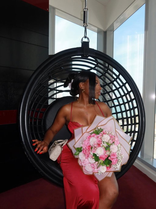 This Valentines I have a new dress, my hair is cute, makeup done, and I’m with my sister. A win is a win 💐 

Dress @houseofcb
Nails @opi 
Bag @dior 
Lip combo @charlottetilbury