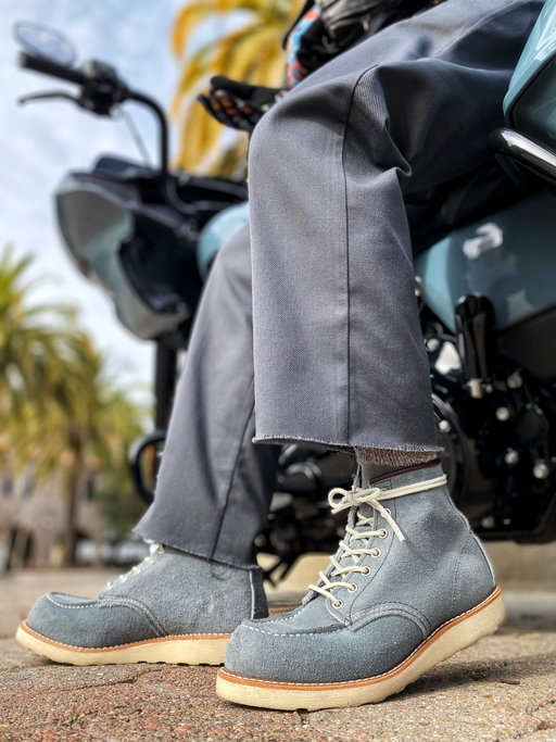 Wearing The 6" Classic Moc —

@rqunlimited in Dusty Blue Abilene #8800
@theruggedrounder with Oro Legacy #875
@Dunncloth in Black Harness #8074

—
#RedWingHeritage