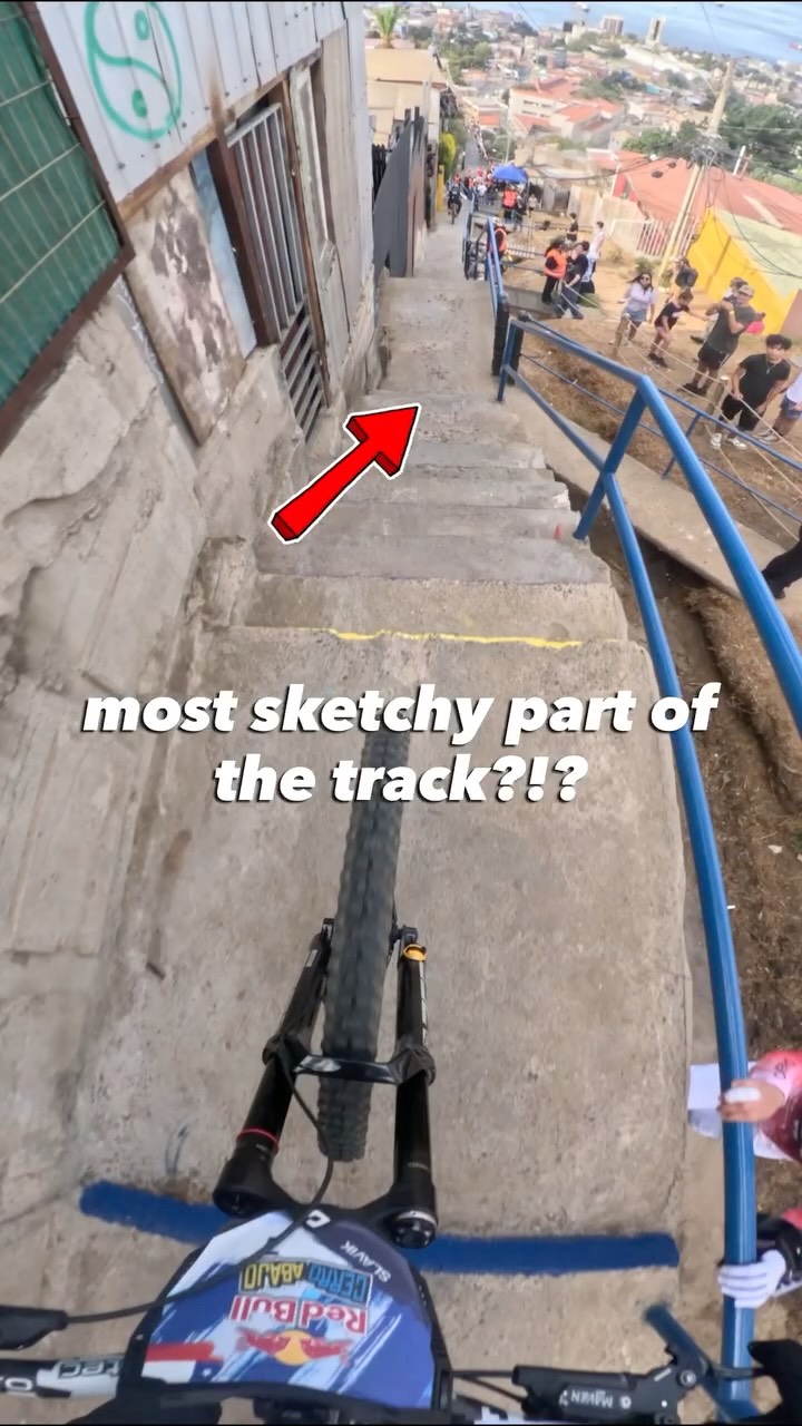 full attention needed here☝️
watch Red Bull Valparaiso Cerro Abajo🇨🇱 LIVE! 
link 👉bio 
#bike #downhillmtb #mtb #urbandownhill