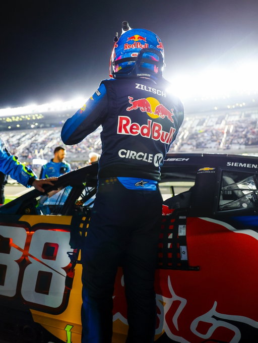 Pretty crazy to believe that I’ll be strapping in for my first Daytona 500 tomorrow afternoon with @redbullusa 4 years after watching this exact race in the grandstands. Proof that anything in life is possible with the right people when you put your mind to it. Gonna give it my all, let’s go!