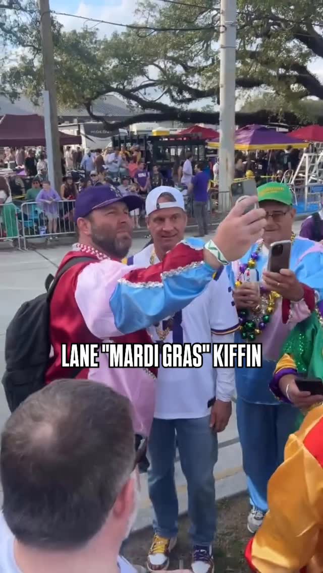 Lane Kiffin is enjoying his first Mardi Gras in Louisiana 

X | batonrougeBKM