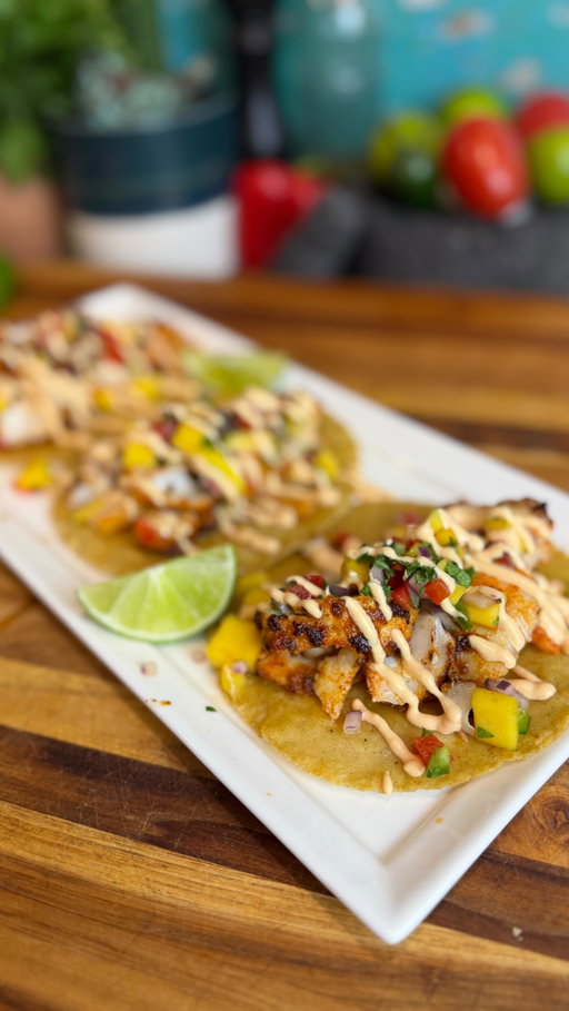 Tacos de Pescado

Compra en @heb para encontrar la más alta calidad y una gran variedad de mariscos frescos, perfectos para preparar algunos de mis platillos latinos favoritos.

1 lb de filetes de bacalao
2 cucharadas de aceite de aguacate
2 cucharaditas de sal
2 cucharaditas de pimienta negra
2 cucharaditas de cebolla en polvo
2 cucharaditas de ajo en polvo
2 cucharaditas de pimentón ahumado
1 cucharadita de comino
Jugo y ralladura de 1 lima
4–6 tortillas de maíz o de harina, calientes para servir
Salsa de mango, para servir
Mayonesa chipotle, para servir
Lima, para servir

En un tazón grande, agrega el aceite de aguacate, la sal, la pimienta negra, la cebolla en polvo, el ajo en polvo, el pimentón ahumado, el comino y la ralladura y el jugo de lima. Mezcla bien para formar una marinada. Añade el pescado y masajea para que se impregne con la marinada. Deja marinar en el refrigerador durante 30 minutos.

Precalienta un sartén grande a fuego medio-alto. Cuando esté caliente, coloca el pescado y cocínalo de 3 a 4 minutos por lado, hasta que esté completamente cocido y bien dorado. Retira el pescado a un plato y déjalo reposar durante 10 minutos antes de servir.

Calienta las tortillas en el aceite y los sabores que quedaron en el sartén. Agrega el bacalao a las tortillas y cubre con la salsa de mango, un chorrito de mayonesa chipotle y un poco de jugo de lima.