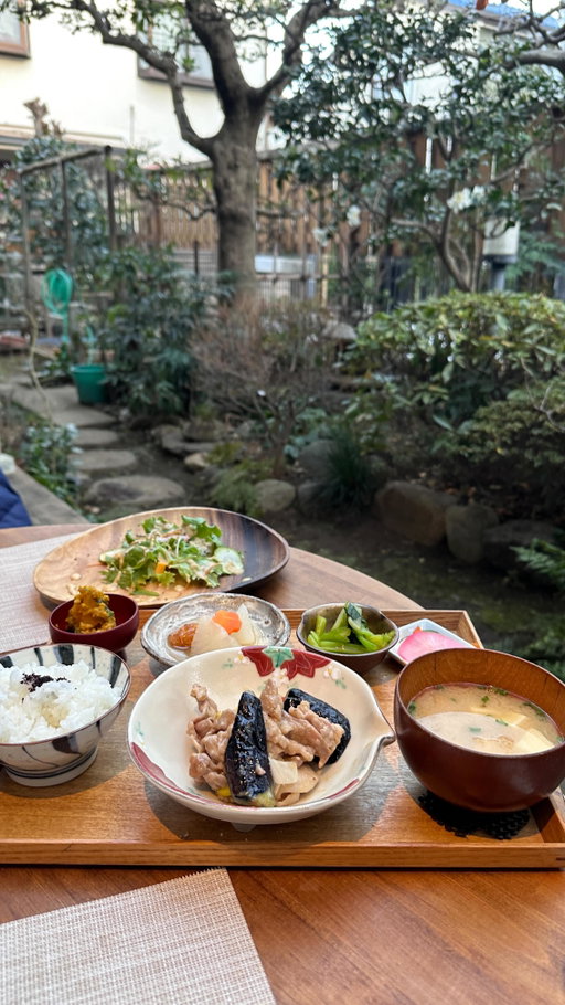 This actually isn’t a cat cafe, it’s a cozy cafe where the owners’ cats just happen to hang out. It’s located in a quiet residential neighborhood and it really felt like going back to my parents’ home. Every plate is made by the owner with so much love and care. She told me she genuinely loves seeing customers enjoy her food and smile
It was quite busy, so if you’d like to sit outside, I’d recommend making a reservation in advance! 

📍1 Chome-8-9 Nogata, Nakano City, Tokyo 165-0027

Name: Shi no Cafe

Closed: Monday, Tuesday, Wednesday, Sunday

#japan #japanesefood #tokyo