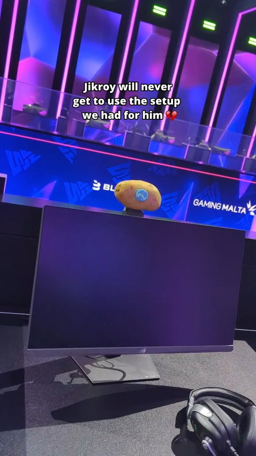 Jikroy will never get to use the main stage webcam setup we had planned for him 💔

@rekonixofficial #dota2 #dota2indonesia #dota2memes #dota2wtf