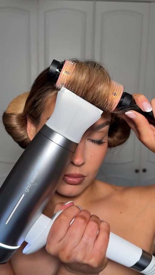 Roller on a round brush hack for the fringe ✨
I used two classic @overnightblowout rods for the sides 
@ghdhair speed hairdrier and size 1 round brush 
@livingproofuk flex hair spray 
@redken naked hair oil 
-
-
-
#hairtutorial #hairhacks #curtainbangs #fringerestyle #hairinspo