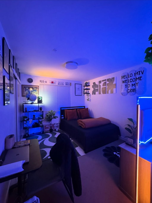 Blue hour surfing 🛌🌊

#roomdecorideas #smallroomdecor #bedroomdecoration #bedroomstyle #bedroomdecorideas