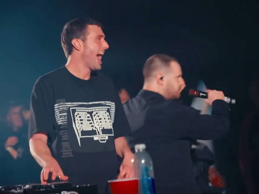 I’ve kinda always wanted to hear jme over this beat. I didn’t say to the guys I was gonna play it or anything so when the tune started I turned around to see if he was still there, n he was in the corner of the booth so I just passed him my mic and was like ummm 🤷‍♂️ 

there was this moment with all of us sort of simultaneously realising as he was about to say it, that the last line of his bars was about to be “the music originated and will always remain in the streets” whilst looking directly at mike. jussttt…………..

Shoutout the guys @overmono on the remix of course too