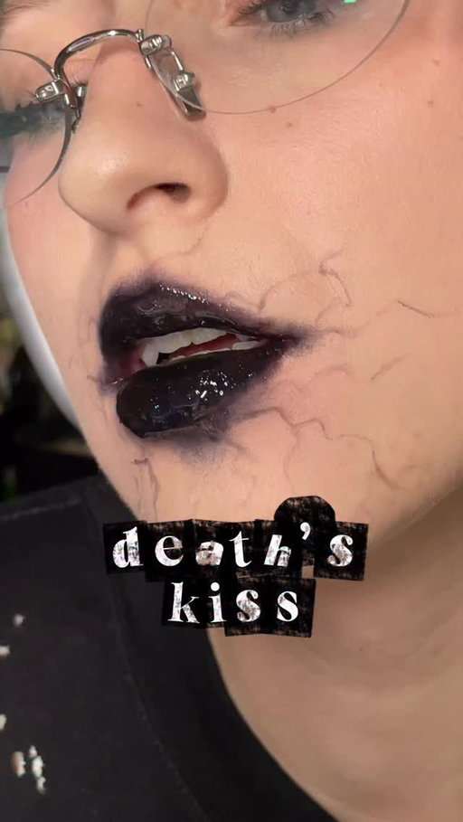 post valentine blues? say I had a date with a soul eater 🖤

• @kaleidosmakeup scorpion fruit + @romandyou gloss // brush I used was from @spectrumcollections in collaboration with @katiejanehughes 

#altmakeup #cbeauty #souleaterlips