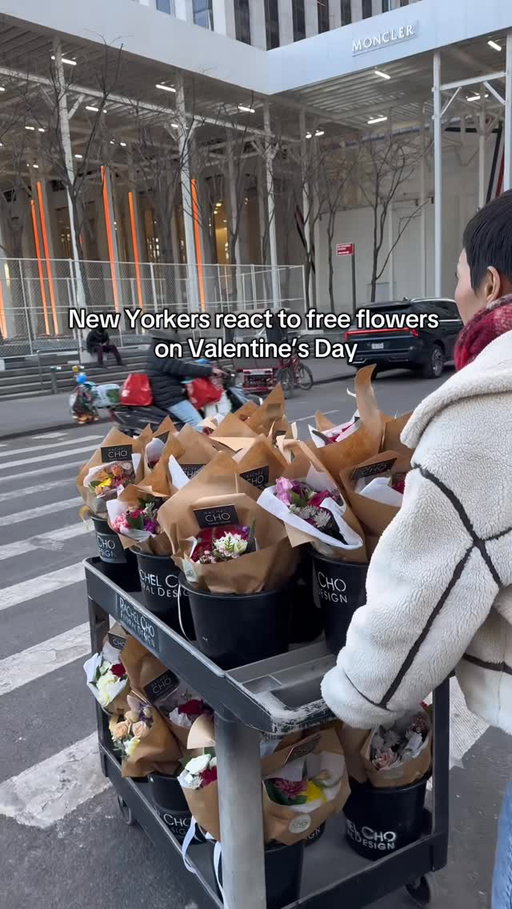 The oldest tradition, flower giving, never gets old ❤️🌹 Happy Valentine’s Day #valentines #nyc #flowers