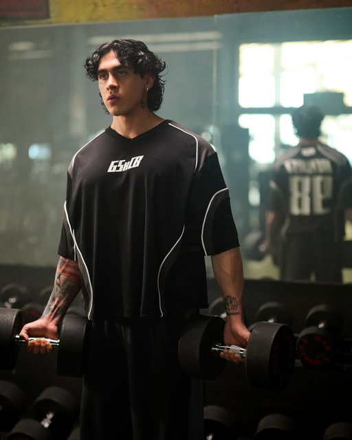 Gymshark x Carlos Belcast

Esta colección nació de una promesa que hice hace años, demostrar que los sueños se alcanzan con disciplina diaria, ambición real y la valentía de no encajar en lo que todos esperan. Lo gótico, lo moderno y la estética del anime se unen aquí para representar mi evolución y la de cualquiera que decide transformarse desde la sombra, trabajando en silencio hasta brillar por mérito propio.
 
Cada prenda carga la mentalidad que me ha acompañado desde el inicio: enfrentar retos sin quejarme, usar el miedo como impulso, y avanzar incluso cuando el camino parece cada vez más difícil.
 
Esta colección es un homenaje a quienes no siguen lo común, a los que se atreven a pensar distinto, a entrenar más fuerte y a construir su propio destino.
 
Porque esto no es para todos… es para los disidentes.
 
llega el 19 de febrero ⏰
7PM GMT | 8PM CEST | 2PM EST | 11AM PST
~
Gymshark x Carlos Belcast

This collection was born from a promise I made years ago: to prove that dreams are achieved through daily discipline, real ambition and the courage to defy expectations.
 
The combination of gothic, modern and anime aesthetics represents my evolution, and the evolution of anyone who chooses to transform from the shadows, working in silence until they shine on their own merit.
Each piece embodies the mindset that has guided me from the beginning: face challenges without complaining, use fear as fuel, and move forward even when the path grows harder with every step.
 
This collection is a tribute to those who don’t follow the crowd. To those who dare to think differently, train harder and forge their own destiny.
 
Because this isn’t for everyone… It’s for the outliers.
 
Launching Feb 19th ⏰
7PM GMT | 8PM CEST | 2PM EST | 11AM PST
 
✍️: @2veintestudio