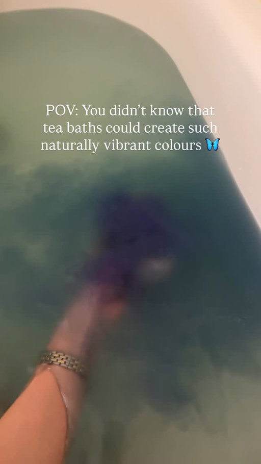 🦋😌 Our heritage tea baths are made without any synthetic/artificial colours. Instead we use antioxidant-rich botanicals that produce natural colours while nourish the skin while you’re soaking in the tub. Perfect for sensitive skins and imaginative minds.