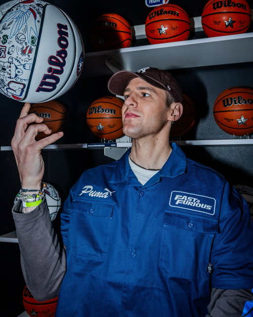 We had one more special guest appearance as Team Wilson’s @CBrickley603, stopped by our Wilson Basketball activation in Los Angeles. 

From greeting some fans to receiving a custom basketball, we appreciate you taking the time to swing by, CB! 
#WilsonBasketball #BondedByBall #NBAAllStar