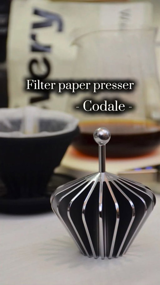 New pour over toy, a filter paper presser from @codale.workshop! ☕️

Even though I am a beginner in pour over methods, I had already noticed the filter paper ending up axisymmetrically uneven when pre-wetting it, and although coffees resulted tasty once dialed in, I found it annoying because I am very meticulous and I like every element to be as ideal as possible. Later on, I learned what bypass is, and having a consistently pre-wetting phase with the filter paper stuck to the dripper wall as even as possible might be actually helpful for consistency. This one from Codale is metallic (aluminum alloy), which I love since I try to avoid plastic for potential “health” issues, and very well thought by coming with a plastic handle (doesn’t touch the water) to place/remove it. I have to say that I really enjoy using this tool! In addition, no cleaning needed, therefore won’t take any of your time after brewing! Thank you @codale.workshop for sending it for testing and review 🤎

Delicious coffee roasted by @everyspecialtycoffee from @wilton.benitez92 @granja_paraiso_92, that I had it frozen for a few months and it’s still super sweet with that vanilla note, a truly unique one (I still keep frozen the first espresso puck because it blew my mind 🤯)

Other coffee gear used:
• 2-in-1 dripper from @normcorewares
• Flow M6 gooseneck kettle and Balance Pro scale from @cocinarecoffee 
• K6 manual grinder from @kingrinder 
• Range server and tasting glass from @ovalwarecoffee 

#coffee #cafe #barista #fyp #foryou
