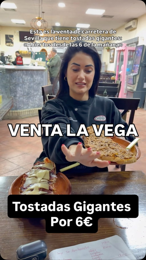 La Venta La Vega, en Alcalá de Guadaíra, se ha convertido en parada obligatoria para los amantes del desayuno andaluz.
📍A360, 41500 Alcalá de Guadaíra, Sevilla
Este establecimiento de carretera, muy conocido entre camioneros, madrugadores y viajeros, abre sus puertas cada día desde las seis de la mañana hasta las seis de la tarde, ofreciendo uno de los desayunos más generosos y tradicionales de la zona.
Tostadas de pan de pueblo que no caben en el plato
La estrella indiscutible del lugar son sus tostadas gigantes de pan de pueblo, tan grandes que a menudo sobresalen del plato🤩🤩 Los precios van desde los 4,70 euros para combinaciones tan sencillas como deliciosas: pavo, tomate y aceite, o las clásicas con manteca colorá, paté, mantequilla o sobrasada.

Entre las recomendaciones más repetidas (las del video) se encuentran las tostadas con pata asada y las de pringá casera.🥇👏🏼
Pero en la Venta La Vega no solo hay desayunos. Su carta incluye tapas por unos 4 euros y raciones completas en torno a los 8 euros, además de un menú del día por 9 euros que cambia según la temporada. 
Que no se pierdan las ventas!! 👏🏼🍷🍽️🥩🥰 #venta #sevilla #tostadas #dondecomer #andalucia