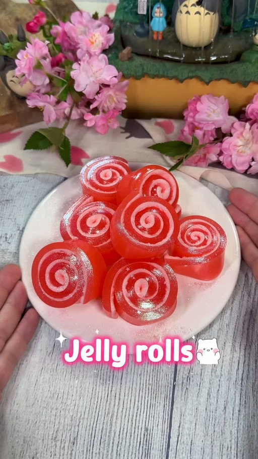 ✨JELLY ROLLS 💖 @burpee_vet 

🌸 La forma más sencilla de hacer chuches 😍, perfecta para el verano. Con dos texturas y 2 ingredientes (3 si contamos el agua)
¿De qué sabor la probarías tú?

💖INGREDIENTES
➖ 120 ml de agua caliente
➖ 1 sobre de gelatina de fresa (yo he usado sin azúcar, pero os sirve cualquiera)
➖ 80 gr de marshmallows 

🌸 Disuelve la gelatina en agua caliente
🌸 Añade los marshmallows y lleva al microondas 1 minuto hasta que se derritan 
🌸 Vierte en el molde y lleva a la nevera 2 horas
🌸 Corta y enrolla sobre sí mismo😍

#recetasburpee_vet  #postres #recetas  #recetasfaciles⁣