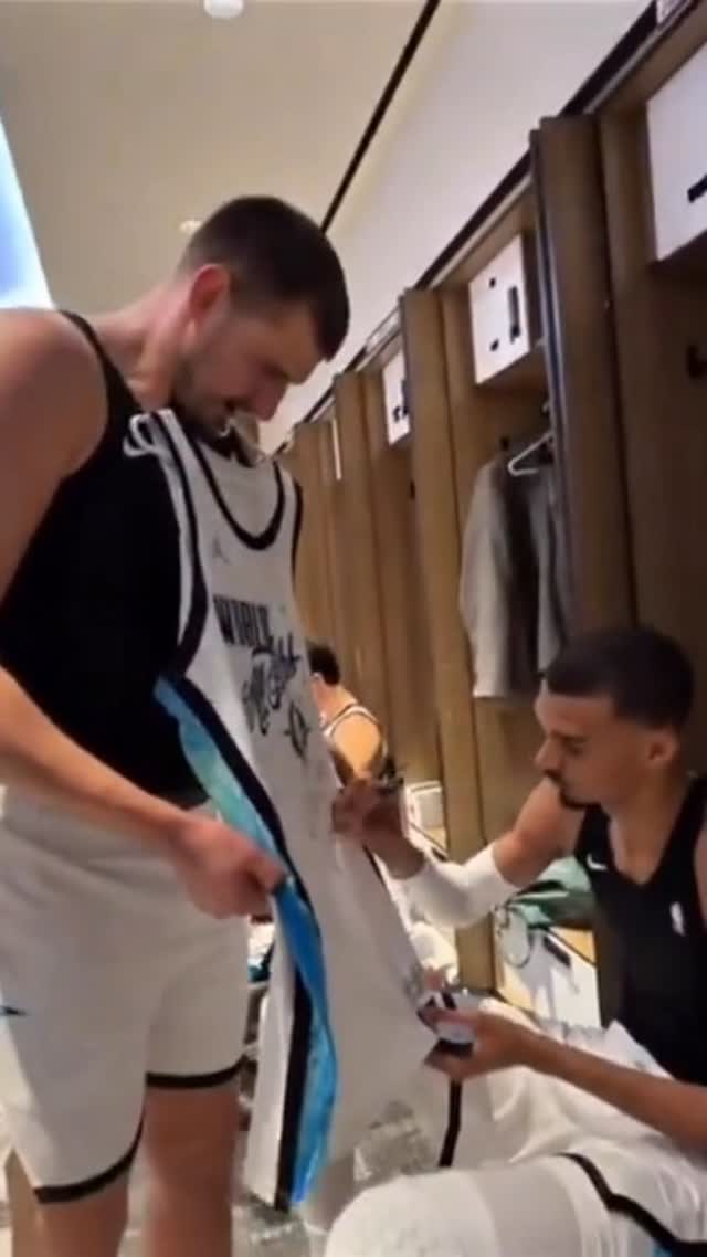 Nikola Jokic made Victor Wembanyama draw his alien logo on his NBA All-Star jersey 😅

(via: @nba)