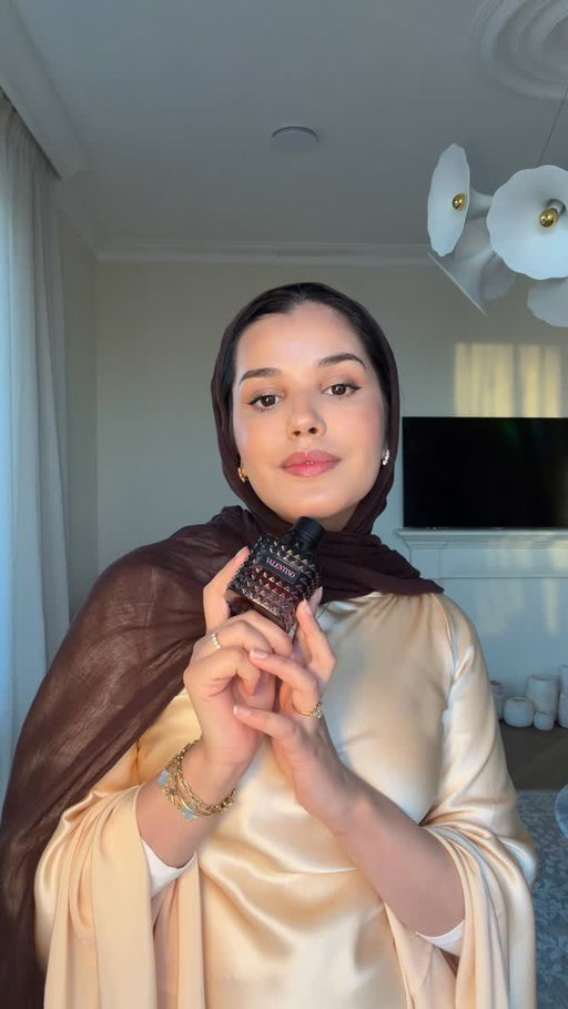 A little Eid outfit inspo ✨🌙

Because let’s be honest… no look is complete without the right fragrance.

Absolutely in love with the Valentino Donna Born in Roma Eau de Parfum Intense🤍 Vanilla, trio jasmine, and that rich intensity that just lingers beautifully and takes me back to my favourite memories✨

@valentino.beauty @iciparisxlnl #ValentinoBeauty  #DonnaBornInRoma #ValentinoFragrance