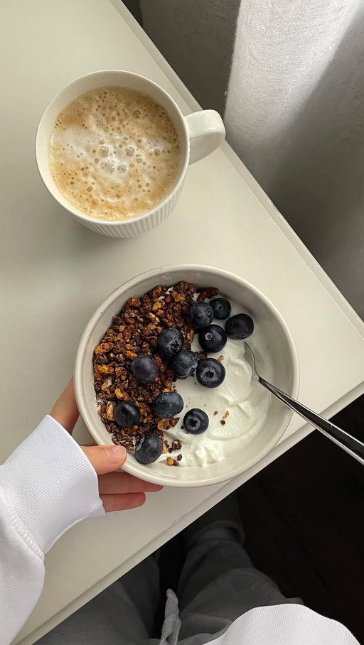 #Pub Défi de couple avec une seule règle : 5 minutes pour préparer un bol de yogourt avec @oikos_canada 

Je fais le bol de Stevens et il fait le mien ! Qui tu penses qui va gagner ? 😋

Ma recette est délicieuse et le yogourt grec a une texture onctueuse qui fait toute la différence! 🥣🍓 

#OikosCanada