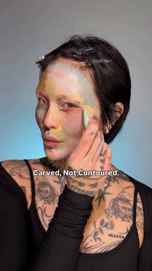 TEXTURED MAKEUP with a pottery clay scraper! I wish the colour was the same saturation as the beginning but I had to use BUCKETS of translucent powder to set it 😂 
•
#avantgardemakeup #experimentalmakeup #creativemakeup