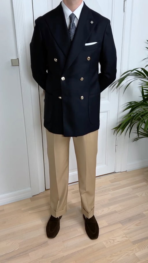 How to dress like David Beckham – one of my all-time style icons 🧥I went with beige high-waisted wool trousers, a crisp white shirt, a navy tie, brown suede loafers, and a watch to match. To finish the look, a classic navy blazer.

#menswear #mensstyle #oldmoneystyle