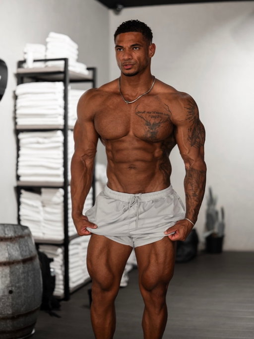 Almost 5 months OFF Cycle ❌🚫 → now just Low TRT, structure, and consistency✅ 

Not stage lean anymore… but lean enough to stay photoshoot ready year-round — and actually enjoy life. 

I still eat my favourite foods. 
I still have a social life. 
Clean and structured in the week… more flexibility on weekends. 

Simple routine that works: 
🏋️ Train 4x/week (40 mins) 
🚶 Cardio 30 mins, 5–6x/week 
💊 Correct supplementation 
🍽 Structured nutrition 

No extremes — just a system I can repeat. 

Stage shape is impressive… 
Sustainable shape is powerful 💪

If you want structure like this follow @team_epm_ coaching spaces will open this week 💪🏾💪🏾