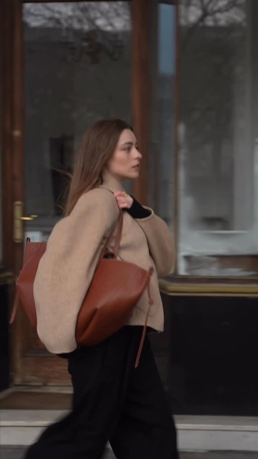 City walk in Paris with my favorite bag from @polene_paris ✨
Structured, soft, and made for everyday elegance 

Publicité