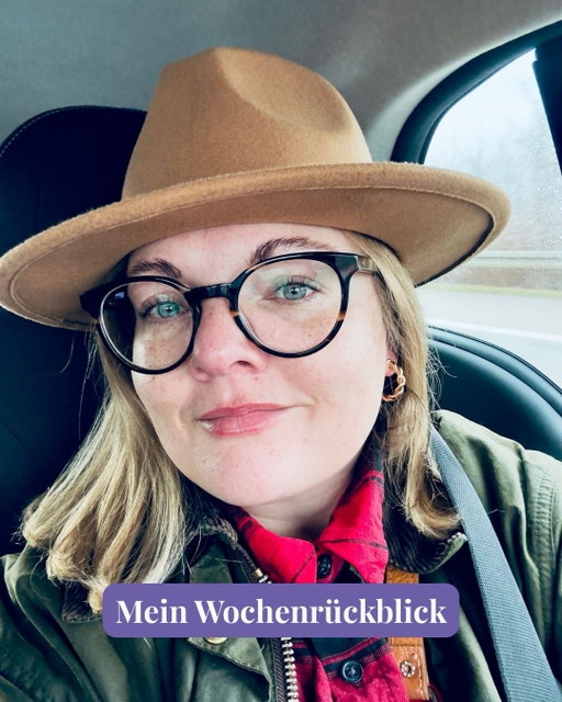 Hello again! Was passiert ist? 🙋🏼‍♀️

1. 5 Minuten Karneval. Pro-Tipp: Einfach einen Hut aufsetzen und aus meinem Standard-Outfit verwandle ich mich im Handumdrehen in Beth Dutton oder einen Parkranger aus einem National Park ✌🏻
2. Ich war schon ewig nicht mehr beim Friseur. Aber alle 8 Wochen lieg ich hier bei Juliane @glow_by_juliane rum und lass mir die Augen schön machen. 
3. Zwei laut mitgesungene Songs (Chop Suey!, The Unforgiven – ihr wollt es doch wissen) später, ging es dann auch mal weiter. 
4. Dafür freu ich mich immer, wenn ich Raketi sehe. Sie ist meine Bürokollegin seit Tag 1! 🥰
5. Ich schneide mir sämtliches Brot von überall in Scheiben, friere es beschriftet ein und freue mich jedes Mal, wenn ich es nicht zum Bäcker schaffe, wenn ich mir was auftoasten kann. 
6. Habe Brioche von letztem Jahr von @laroti.ok aus Campos, Mallorca wiedergefunden und in fantastisches French Toast verwandelt. 
7. Die Serie ist einfach anders, spannend, absurd, wild. Ich liebe die Abwechslung und den Cast! 🙌🏻
8. Werde verfolgt von Spritzringen. Kann mich nicht erinnern, die je wahrgenommen oder gegessen zu haben. Irgendwie erinnern sie an Donuts.
9. Ja, ich liebe es weiterhin sehr einkaufen zu gehen. Vor allem immer wieder auf dem Apfelhof @ottoschmitzhuebsch 🍎
10. Mittage in der @cafebaritalico mit Panini, Cappuccino, Lemon Soda, @juristique und @mikanoid sind einfach die besten Mittage!
11. Habe einen ganz simplen, aber heiß geliebten Entsafter und im Winter immer ein paar Orangen, rosa Orangen, Blutorangen im Kühlschrank. Geht doch nix über einen frisch gepressten, kalten Saft am Wochenende 😍
12. So simpel, so gut.
13. Ich erlaufe mir die Real Housewives of Beverly Hills.
14. Und dann schneit es auf einmal. Mag ich nicht. Hab aber trotzdem ne Runde barfuss im Schnee gedreht.
15. Habt ihr auch solche Obsessionen, wo ihr die ganze Zeit das selbe essen könntet? Ich pochiere das Hühnchen einfach in Wasser mit etwas Brühpulver und mixe es dann mit Mayo, Salz und Pfeffer. Dazu in ein bisschen Butter gebratenes Brot. Köööstlich! 👌🏻

Bis zum nächsten Mal!