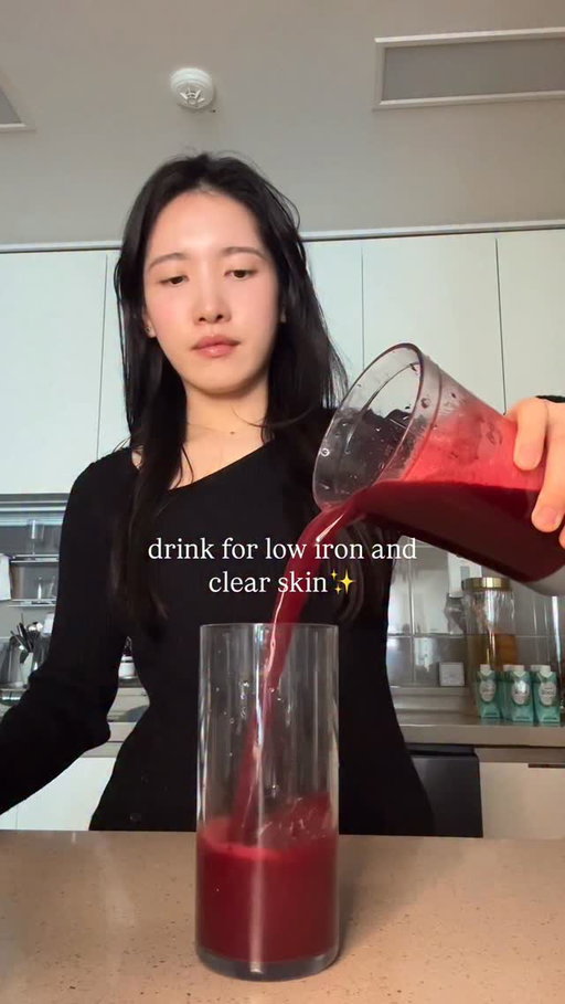 iron boosting juice 

🔖recipe:
1 beet, 1 carrot, 1/2 ginger, 1 clementine, 1 coconut water, 1/2cup water

#juice #lowiron #abcjuice #juicerecipe #skintok