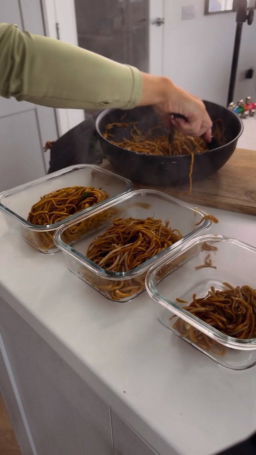 Meal prep friendly family style chow mein; I don’t know about you but I’m a one and done cooking gal these days 🫱🏼‍🫲🏻 give me one pan , one tray etc and that’s all I am using .. mostly because I usually only have one hand free and the other holding a baby 👶🏼 

Hitting your food goals doesn’t have to be hard or fancy, in fact I’ve found the simpler the better 🫱🏼‍🫲🏻

- 2.5 packs of protein noodles (these are Tesco!)
- 1 bag beansprouts 
- 1 cup spring onion
- 1 tbsp sesame oil
- 3 tbsp soy sauce 
- 1/2 tsp each salt pepper and sugar 
- 1 vegan chicken stock cube
- 200ml boiled water 

1. Add beansprouts and onion to a pan and cook for 3-5 minutes 
2. Add in the noodles and cook for another 3
3. Mix together the sauce ingredients and pour over, combining all ingredients 
4. Eat straight away or prep for the week (for you or for everyone 😉)

#familymeals #gymmotivation #fitnessmotivation #highprotein #mealprep