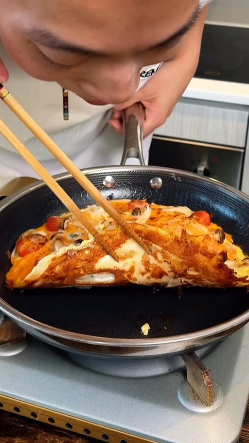 Making Chinese new year pizza with dumpling skin 🧧
Happy lunar new year everybody!