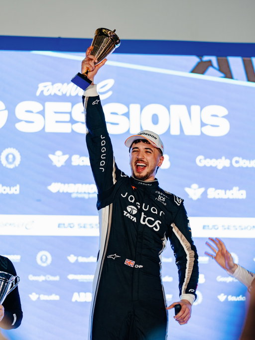 señor frogs back with a bang 🐸

wildest experience of my life stepping into a formula e car and ripping it around a street circuit with the frogs 

thank you to @fiaformulae & @jaguarracing for allowing me to have one of the greatest weekends of my life, not sure who thought it would be a good idea to let us in race cars that go 0-60 in 1.8 seconds but the streets won’t forget 

and of course I’m happy to say a cinematic masterpiece will soon be coming to a screen near you 😛