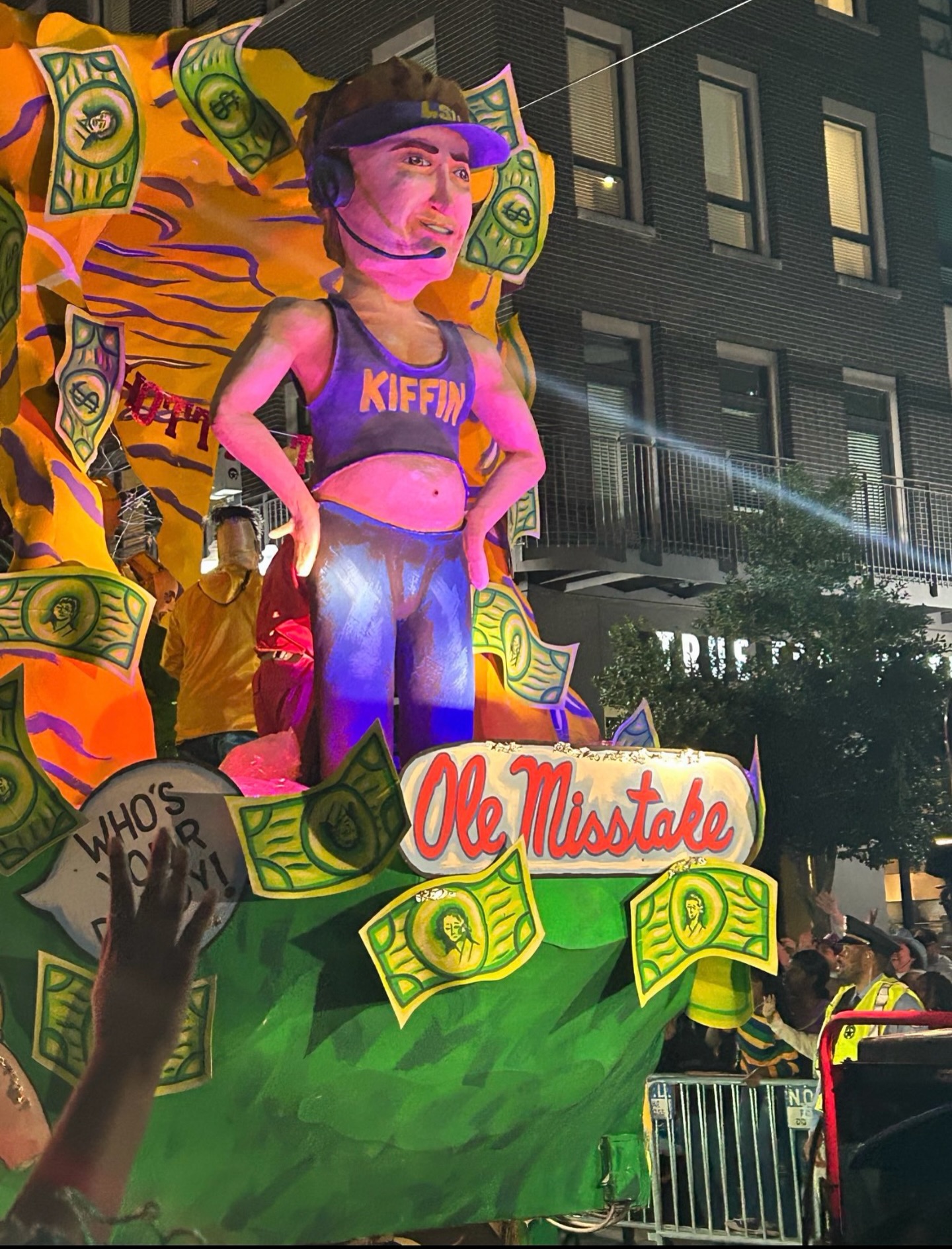 This is a wild float for Mardi Gras 

(@nocontextcollegefootball)