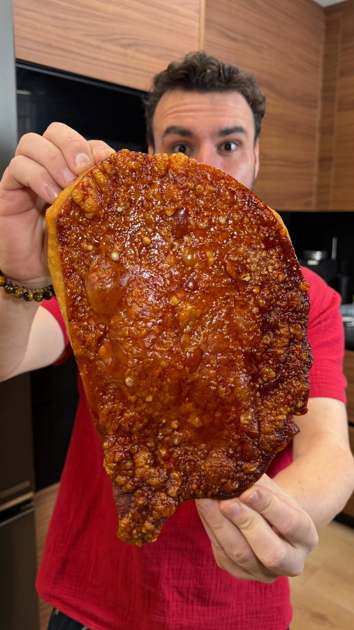 Torreznos, chicharrones tiene muchos nombres, pero yo lo llamo la Galleta de la Felicidad!
👉Ingredientes:
-Piel de cerdo
-1 cebolla
-10 dientes de ajo
-Laurel
-Pimientas
-Sal
-Clavo
👉Para las papas
-Patatas
-Ajo y pimentón 
.
#torreznos #chicharrones #crujiente #recetas